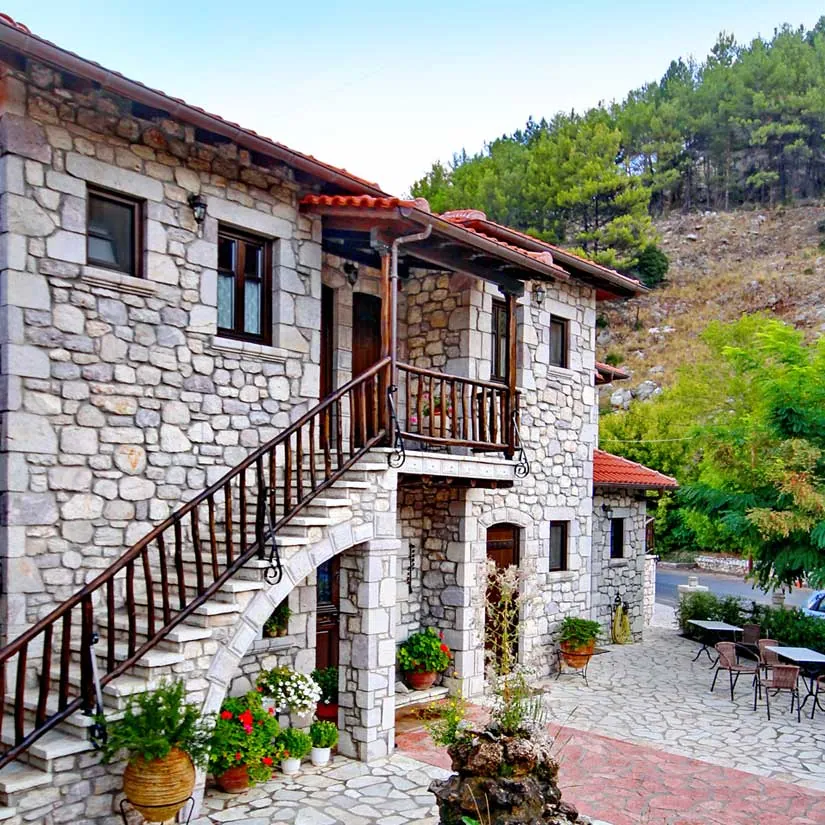 Η πέτρινη σκάλα και η αυλή τη μέρα