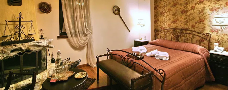 Δωμάτιο με τζάκι και φλοράλ ταπετσαρία