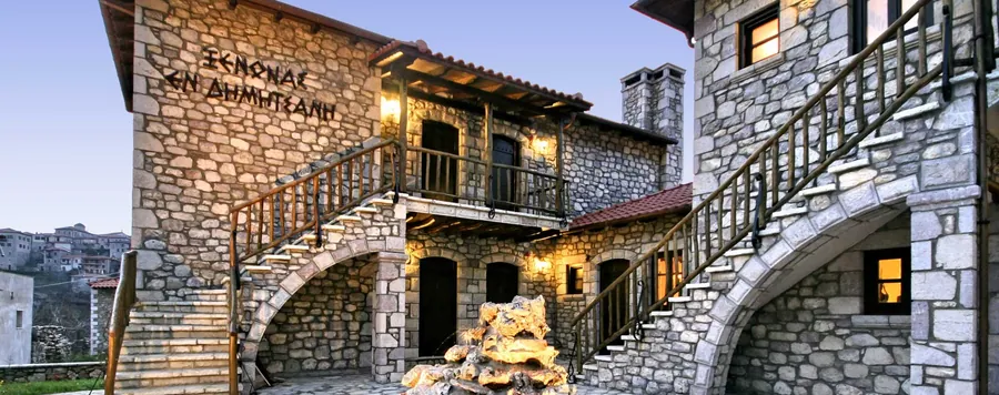 Πέτρινη σκάλα με ξύλινα κάγκελα στην αυλή